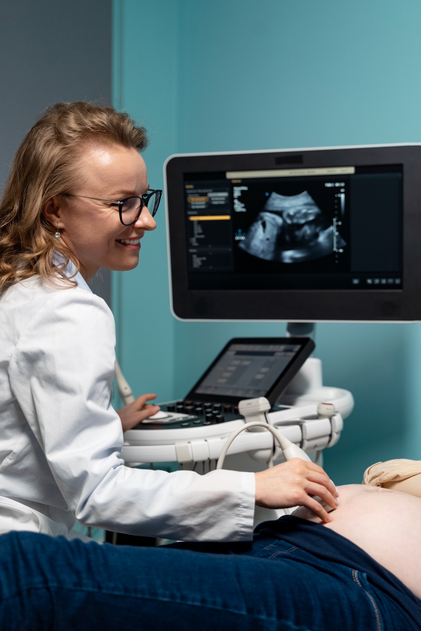 Médica especialista realizando ecografía